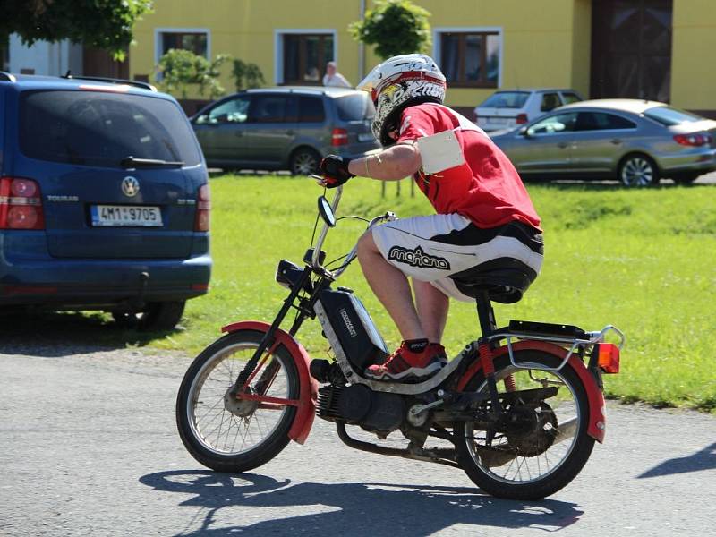 Závody fichtlů a kozích dechů na Recesfestu v Mezicích