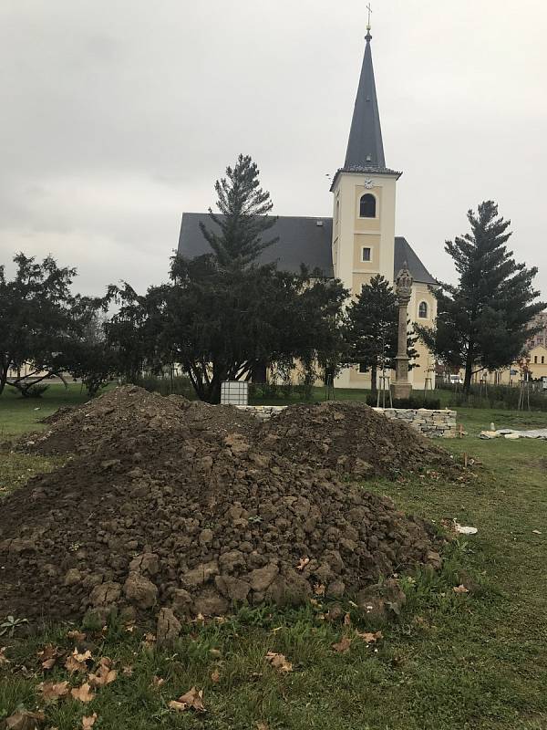 Proměnou prochází parčík na Staroměstském náměstí v Litovli. Součástí úprav je výstavba kamenné zídky, která připomene původní hřbitovní zeď, jež zde stávala. Na místě vzniknou také dva "kopce" osazené dřevinami.