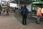 Hypermarket Globus v Olomouci, 18. listopadu 2020. V obchodech první den platí požadavek minimálně 15 metrů čtverečních na jednoho zákazníka