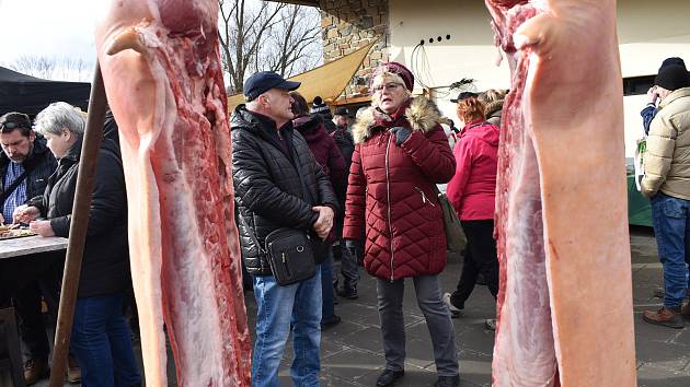 Tradiční zabíjačka na jezeře Poděbrady u Olomouce.