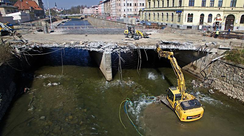 Začátek demolice mostu na Masarykově třídě v Olomouci. 6. dubna 2020