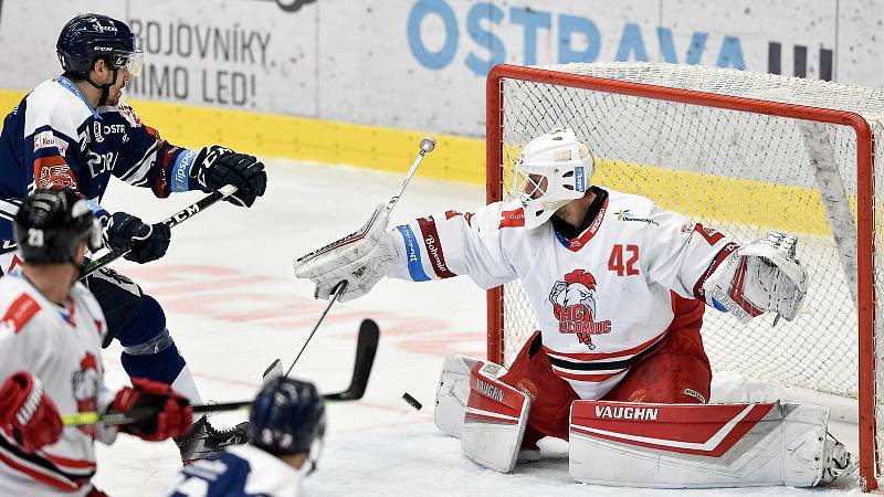 Dohrávka 12. kola hokejové extraligy: HC Vítkovice Ridera - HC Olomouc, 12. ledna 2021 v Ostravě. (zleva) Alexandre Mallet z Vítkovic a brankář Olomouce Branislav Konrád.