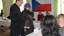 První lidé, kteří přišli v pátek odpoledne volit ve druhém kole senátních voleb na ZŠ sv. Voršily v Olomouci.