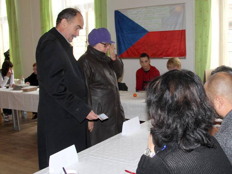 První lidé, kteří přišli v pátek odpoledne volit ve druhém kole senátních voleb na ZŠ sv. Voršily v Olomouci.