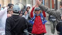 Fanoušci Sigmy na protestním pochodu v ulicích Olomouce.