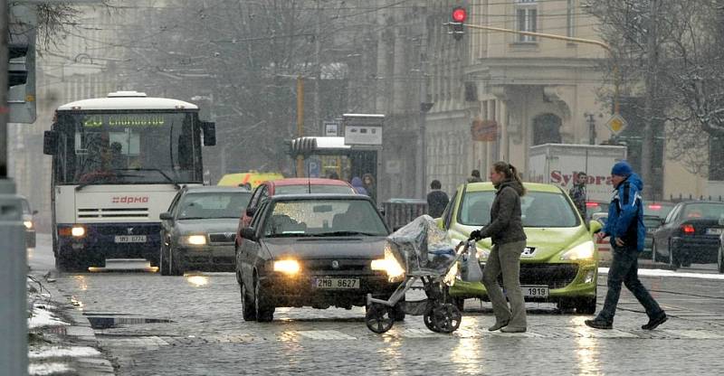 Kudy vede pruh pro autobusy? Na silnici není vodorovné značení