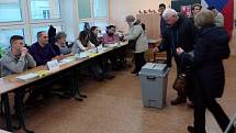 První lidé přišli volit prezidenta na ZŠ Stupkova v Olomouci hned po 14 hodině