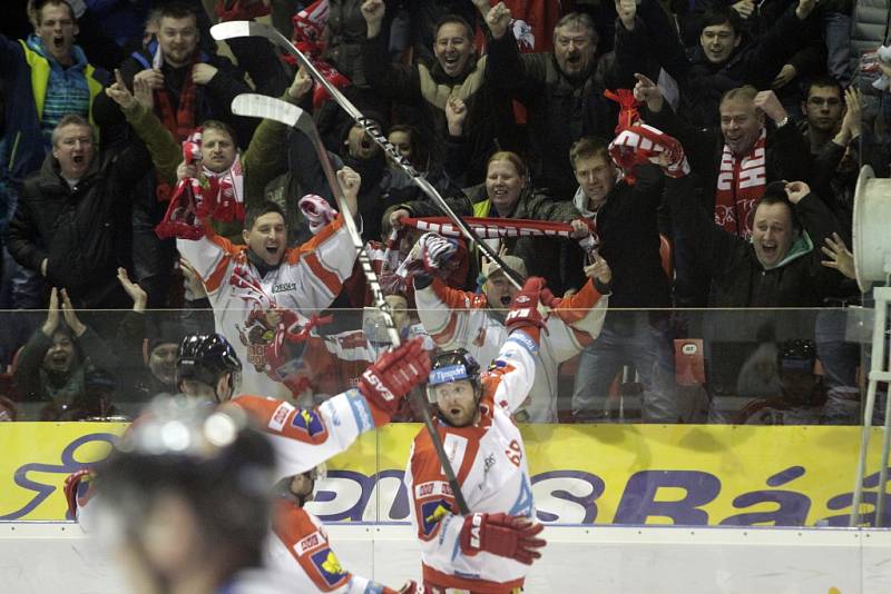 Olomoučtí hokejisté (v bílém) porazili ve čtvrtém utkání čtvrtfinále Plzeň 2:1. Stav série je 3:1 pro Plzeň.