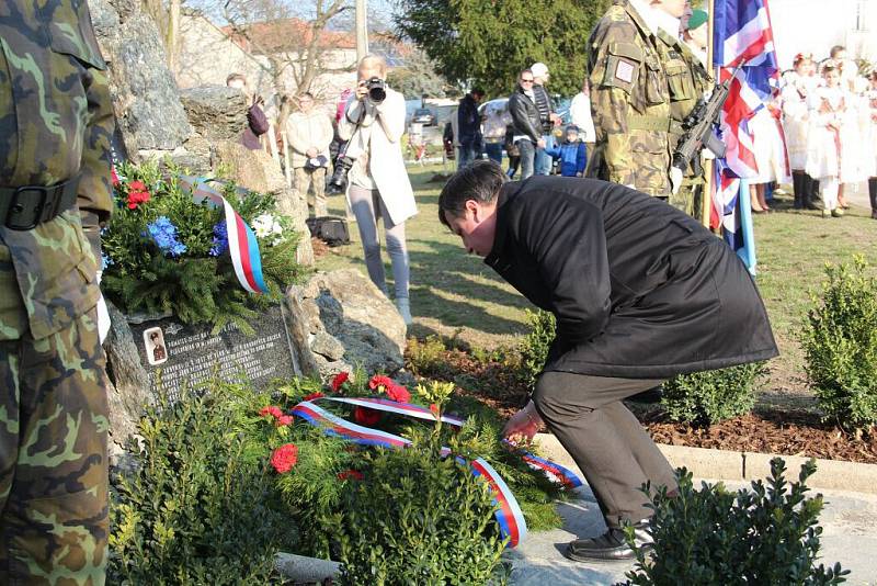 Vzpomínka na 100. výročí narození letce a válečného hrdiny Josefa Brykse v Lašťanech