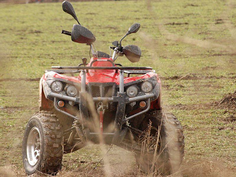 Závody čtyřkolek na šternberském tankodromu