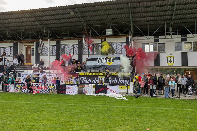 Fotbalisté Hodolan (v pruhovaném) porazili Novou Hradečnou 8:0.