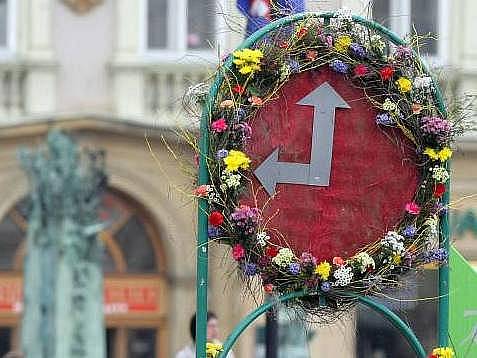 Květinová reklama na výstavu Flora před olomouckou radnicí