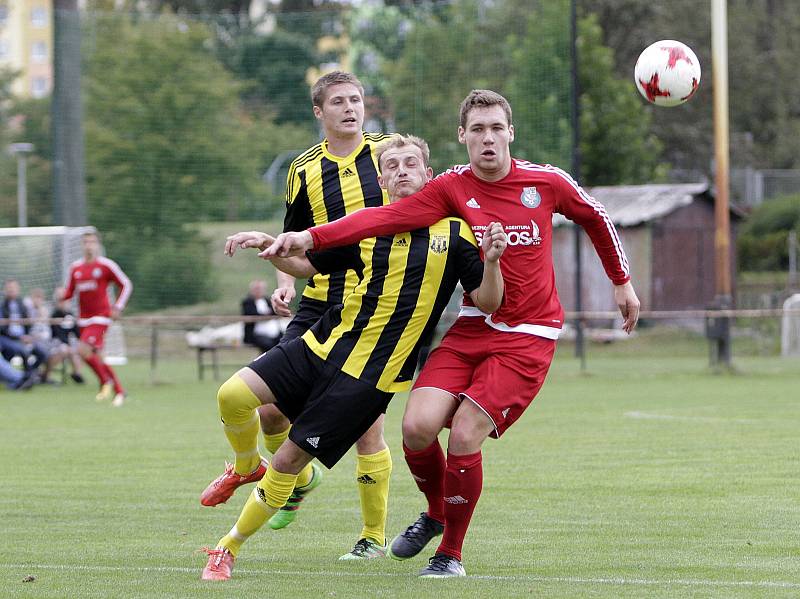 Fotbalisté Nových Sadů (v černo-žlutém) podlehli Ústí 0:7