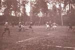 Fotografie z prvního doloženého zápasu Tatranu Litovel proti Bohuňovicím v říjnu 1924.