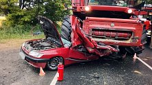 Vážná nehoda v Křelově-Břuchotíně, po nárazu do kombajnu zůstal řidič zaklíněn ve vraku osobního auta.
