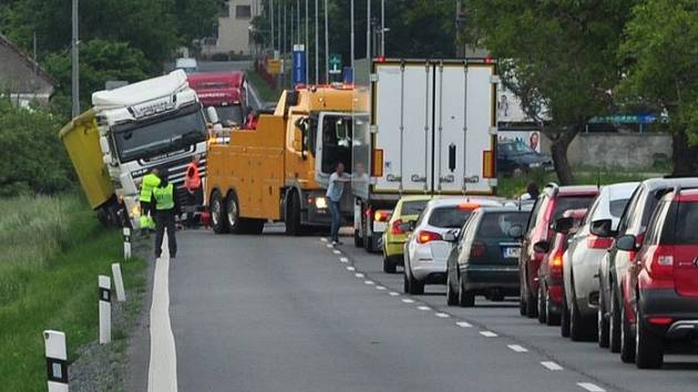 Porouchaný kamion zkomplikoval řidičům cestu mezi Šternberkem a Olomoucí