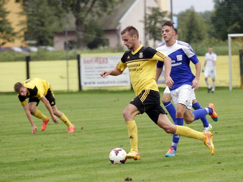 Fotbalisté Nových Sadů (ve žlutém) proti Dolnímu Benešovu
