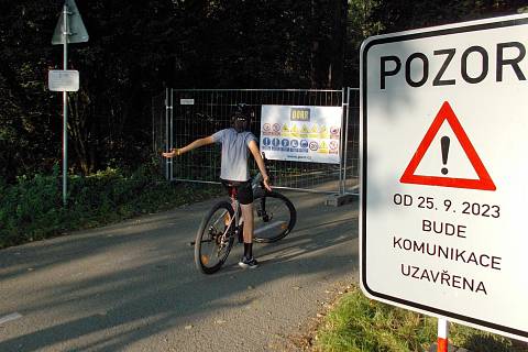 Frekventovanou cyklostezku mezi Olomoucí a Šternberkem zavřela v Černovíře oprava přemostění přes trať - příjezd od Černovíra, 26. 9. 2023