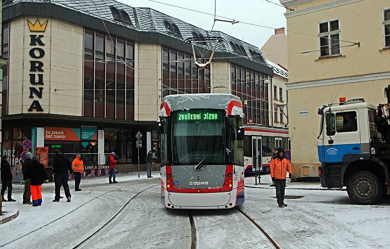 První zkušební jízda tramvají na nově zrekonstruované trati v ulici 8. května v Olomouci. 3. prosince 2020