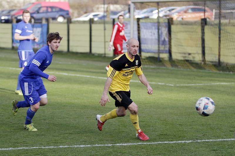 Fotbalisté Nových Sadů (ve žlutém) podlehli Rýmařovu 0:2Tomáš Režný (vpravo)