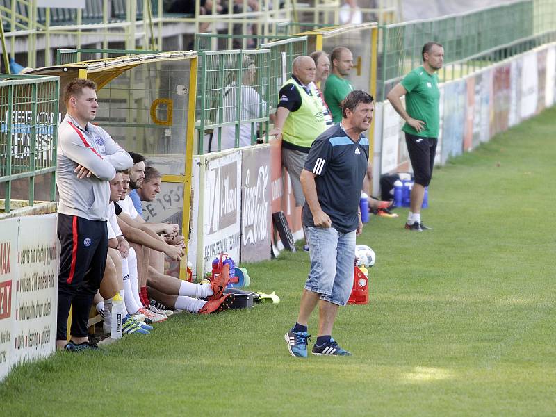 Fotbalisté 1. HFK Olomouc (v bílém) prohráli s Petřkovicemi 0:2