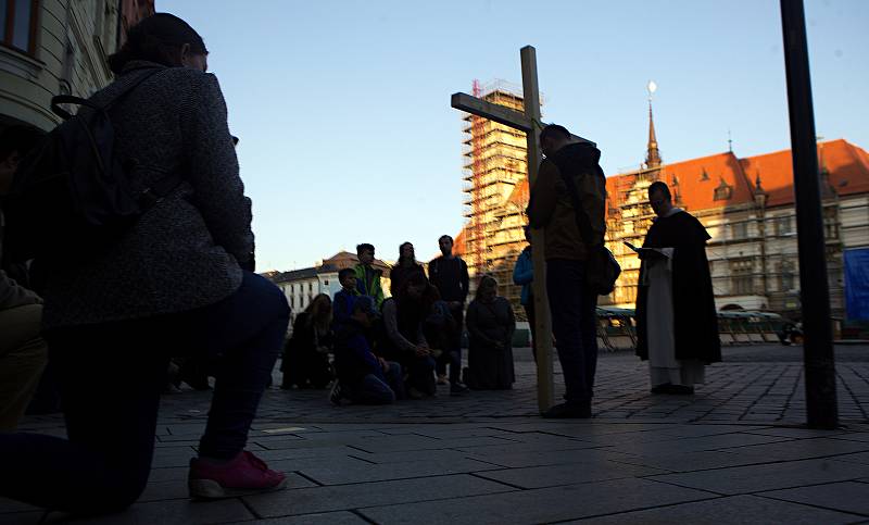 Na tradiční křížovou cestu se v pátek večer vydalo několik desítek mladých. S velkým dřevěným křížem procházeli centrem Olomouce
