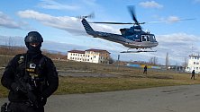 Vzácná Keltská hlava odletěla policejním vrtulníkem z Olomouce zpět do depozitáře v Terezíně. 24.2.2020