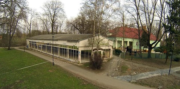 Zdevastovaný bývalý pavilon D v Bezručových sadech v Olomouci