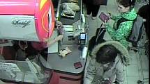 Policie pátrá po ženě v zelené bundě, která v Penny marketu v Hejčíně našla cizí peněženku