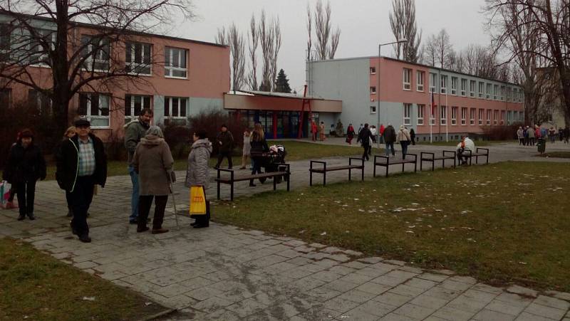 Krátce po otevření volebních místností na ZŠ na Terrerově náměstí v Olomouci proudily k urnám zástupy voličů v druhém kole prezidentských voleb