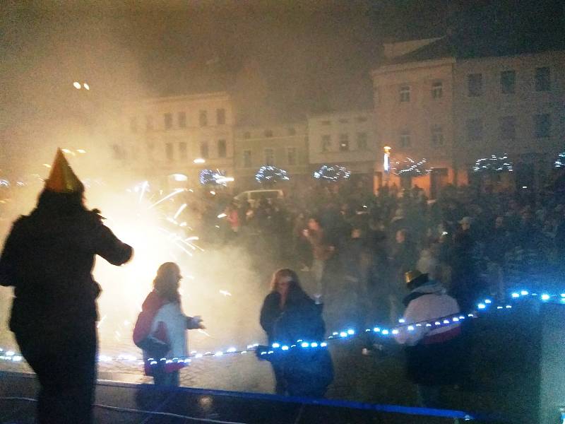 Několik stovek lidí přivítalo rok 2018 na Hlavním náměstí ve Šternberku.