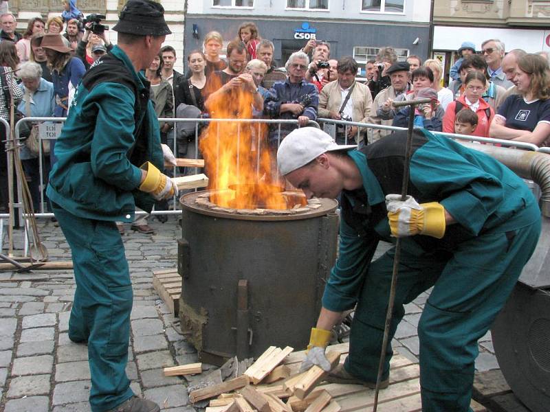 Svátky města 2009: odlévání zvonu Horním náměstí