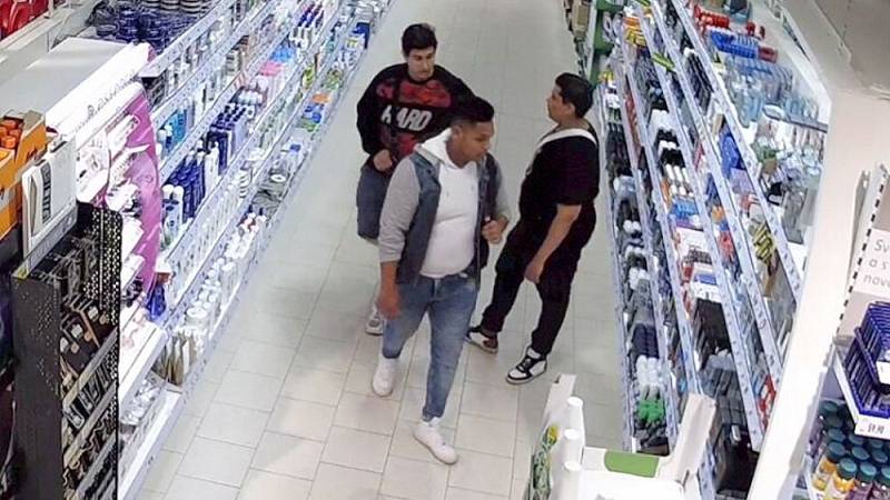 Parta zlodějů, která kradla drogistické zboží ve šternberském supermarketu 7.7.2019