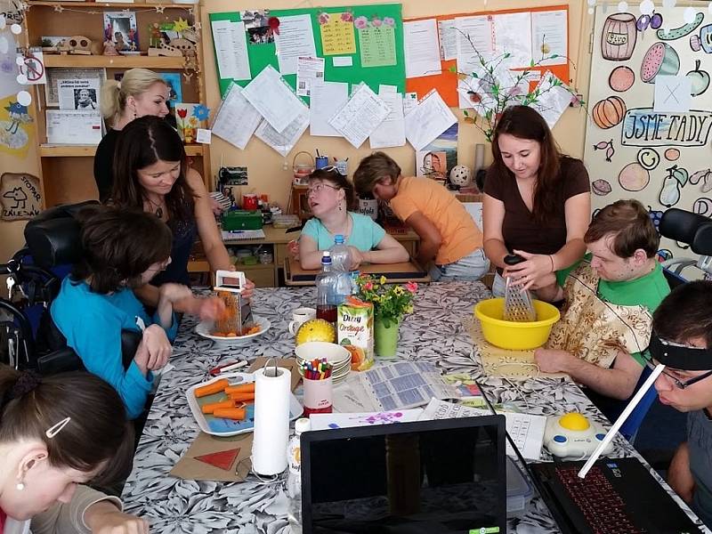 Dobré věci posloužila zbývající část výtěžku loňského ročníku Kabelkového veletrhu, který pořádal Olomoucký deník spolu s Dobrým místem pro život. Za utržené peníze pořídila společnost Jsme tady z Přerova pro své klienty speciální rehabilitační přístroj.