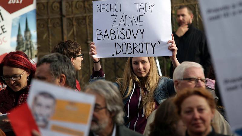 Protestní akce Proč? Proto! na olomouckém Žerotínovo náměstí