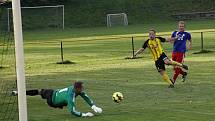 Fotbalisté Nových Sadů (ve žluto-černém) remizovali s Valašským Meziříčím 1:1.