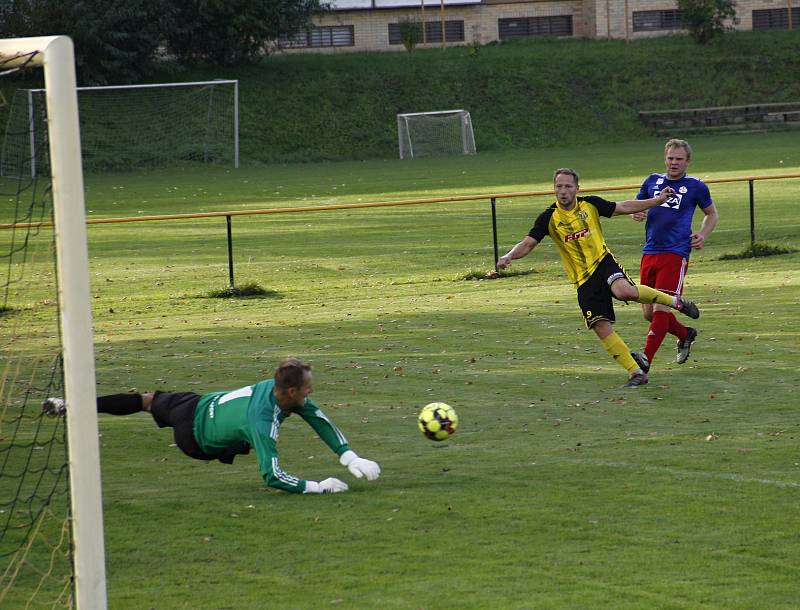 Fotbalisté Nových Sadů (ve žluto-černém) remizovali s Valašským Meziříčím 1:1.