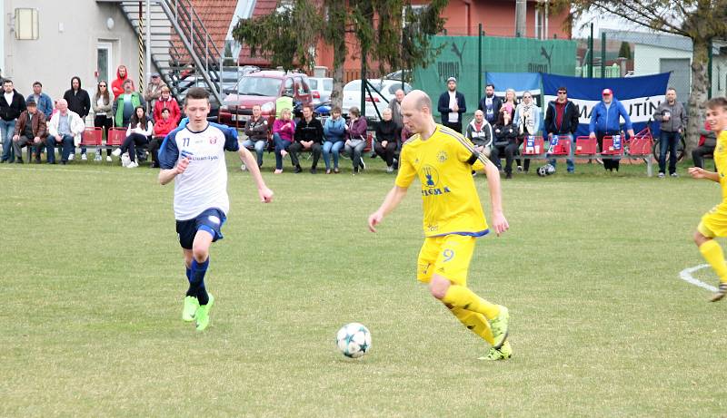 Fotbalové derby krajského přeboru mezi Hněvotínem a Lutínem (žlutí) překvapení nepřineslo.