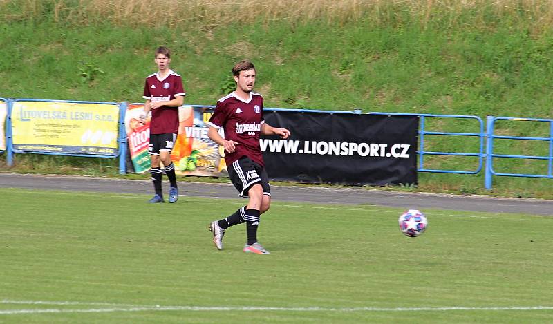 Fotbalisté Litovle (v červeném) porazili v krajském přeboru doma Želatovice 4:1. Jiří Šana