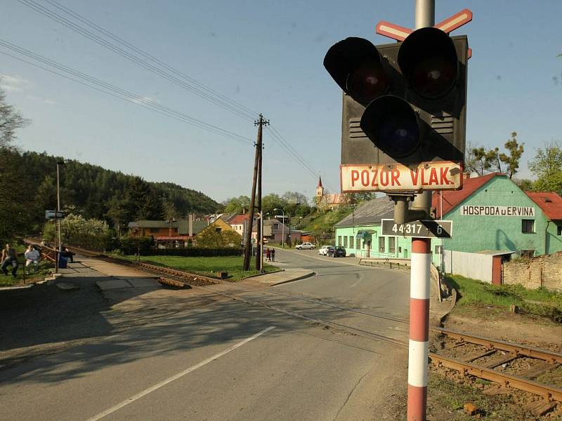 Přejezd nedaleko hospody U Ervína v Hlubočkách, kde se nehoda stala