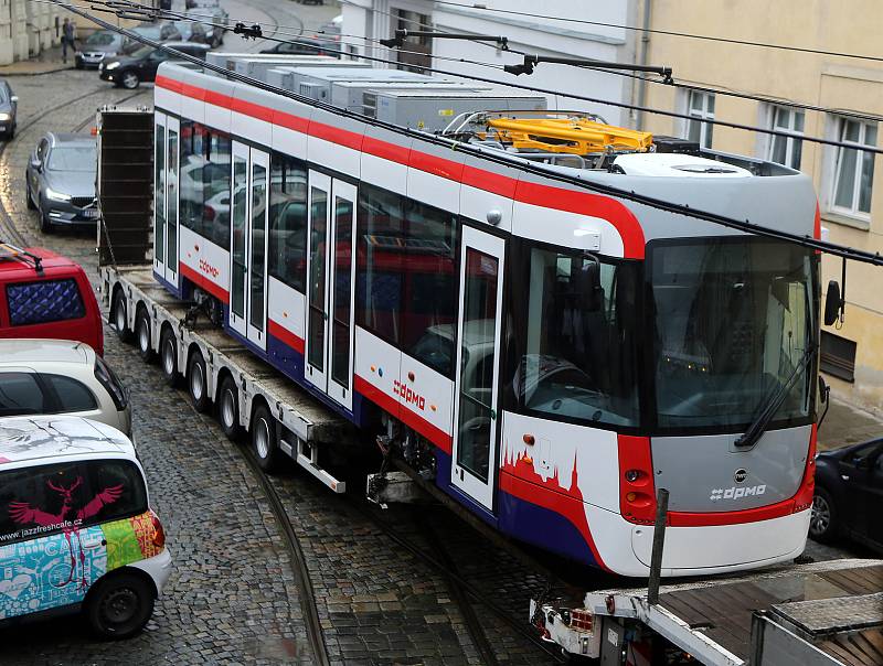 Do Olomouce dorazila nová tramvaj EVO 1.