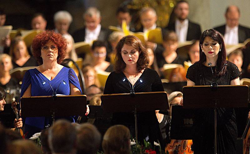 Koncert krakovské filharmonie v olomouckém kostele P.M. Sněžné slavnostně zahájil unikátní výstavu Rozlomená doba