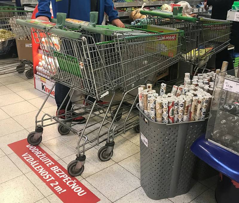 Hypermarket Globus v Olomouci, 18. listopadu 2020. V obchodech první den platí požadavek minimálně 15 metrů čtverečních na jednoho zákazníka
