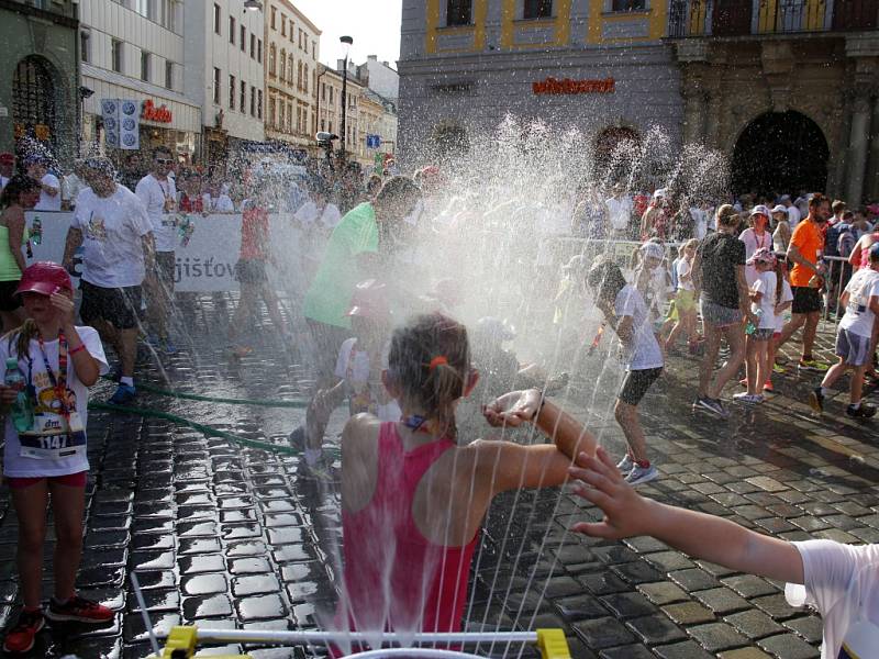 Součástí olomouckého půlmaratonu je i Rodinný běh. V 17 hodiny se na něj vydaly stovky účastníků.