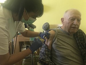 Vojenská nemocnice Olomouc zahájila očkování proti Covid-19. Jako první dostal vakcínu válečný veterán Viktor Ráža, 31. prosince 2020