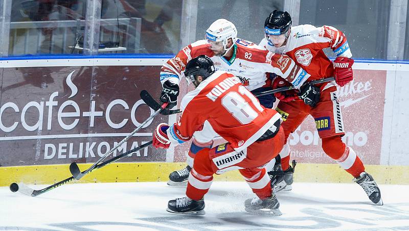 Hokejové utkání Generali Česká Cup v ledním hokeji mezi HC Dynamo Pardubice (v bíločerveném) a HC Olomouc (v červenobílém) v pardudubické enterie areně.