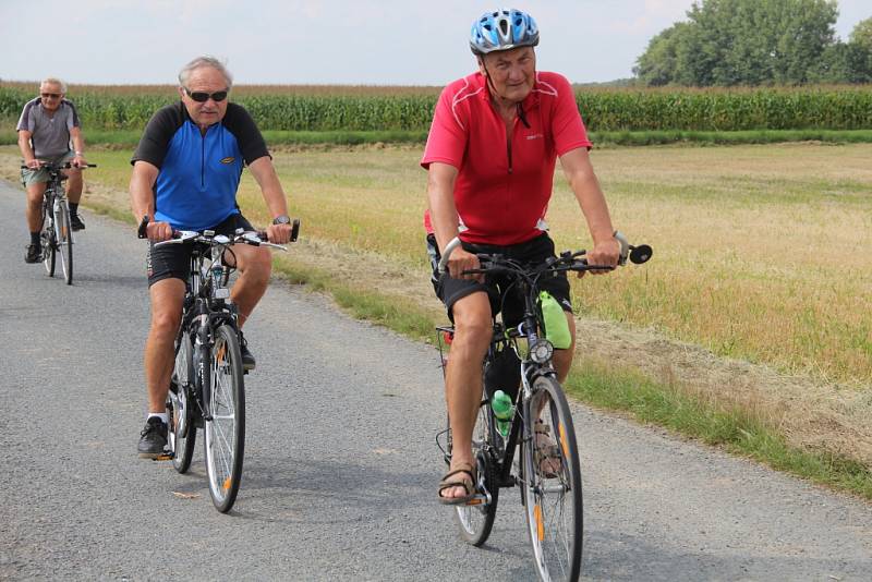 Skupinka jedenácti milovníků cyklistiky vyrazila v neděli odpoledne na jeden z cyklovýletů Litovelským Pomoravím.