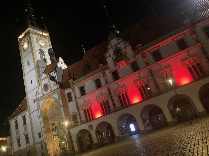 Radnice v Olomouci se rozsvítila rudě u příležitosti Světového dne hemofilie