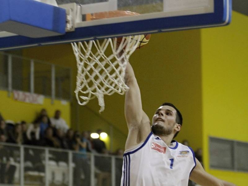 Olomoučtí basketbalisté (v bílém) proti Zlínu