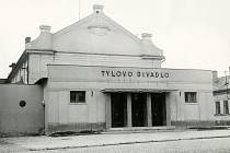 Šternberské Tylovo divadlo bylo otevřeno v roce 1955. Budova původně sloužila jako kino (Saxingerovo kino).